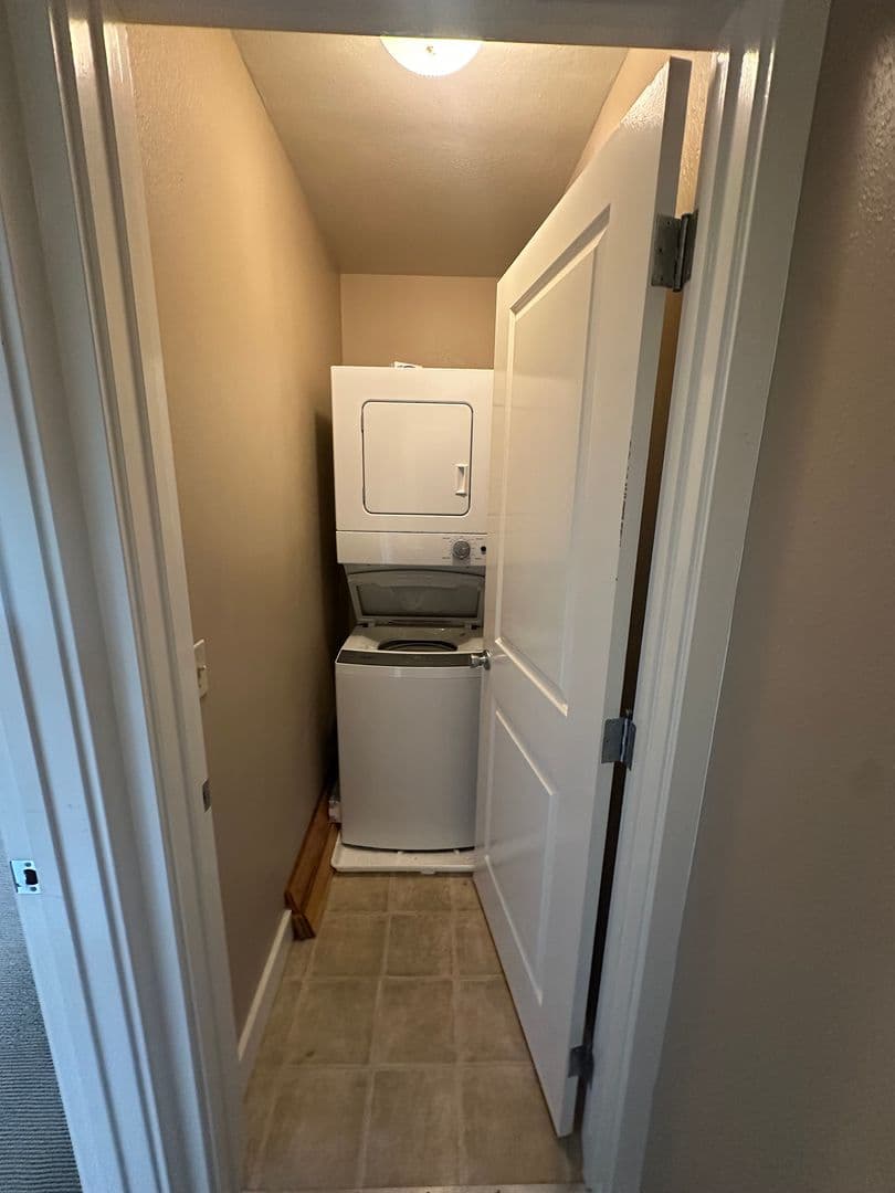 Portland Apartment: 4934-4942 NE 32nd Place