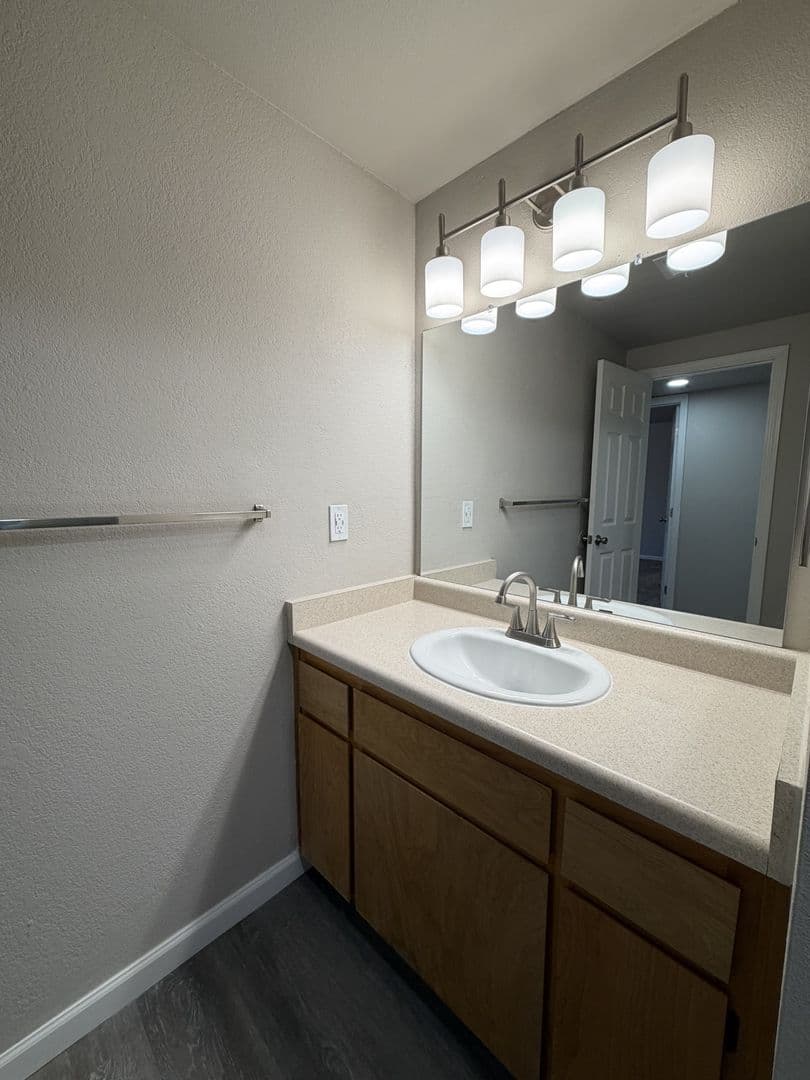 Clovis Apartment: 400 West Gettysburg Avenue