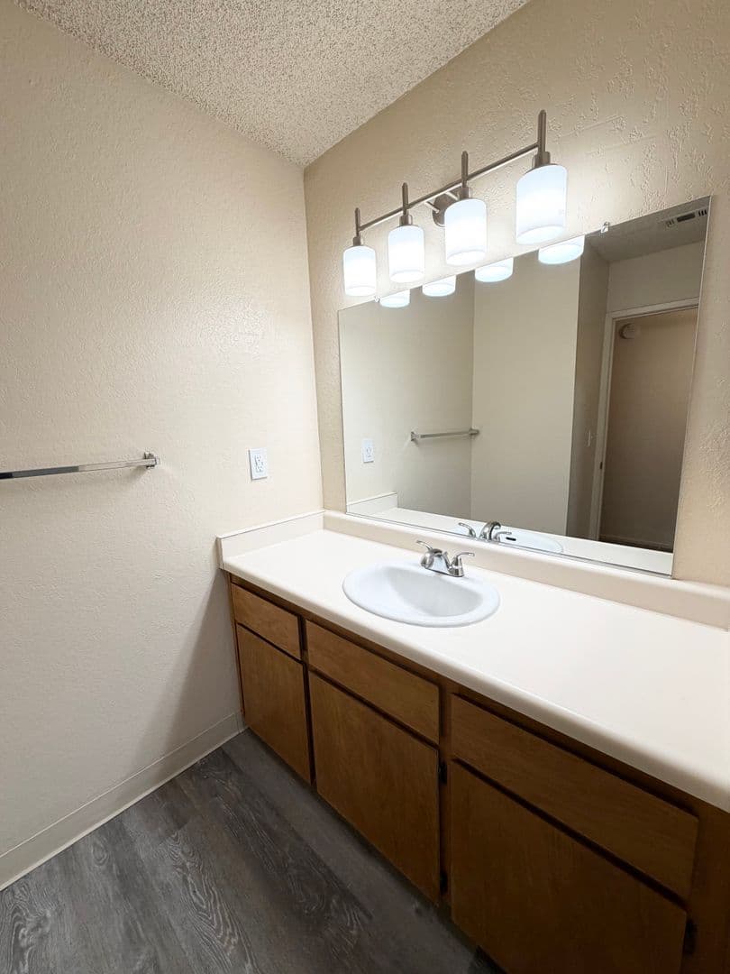 Clovis Apartment: 400 West Gettysburg Avenue