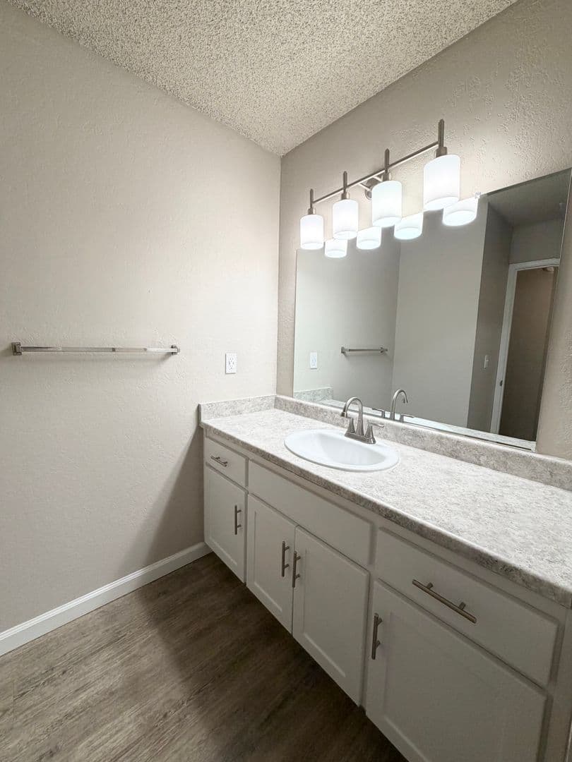 Clovis Apartment: 400 West Gettysburg Avenue