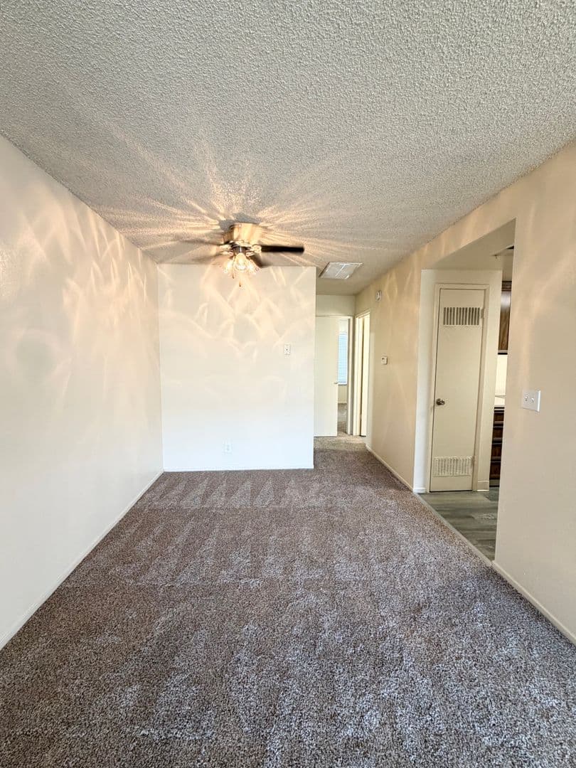 Clovis Apartment: 400 West Gettysburg Avenue