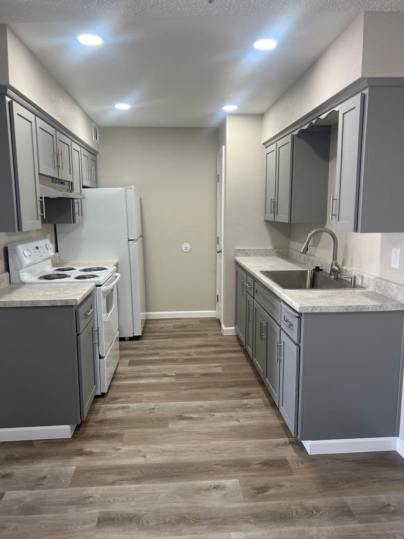 Reedley Apartment: 683 North Haney Avenue