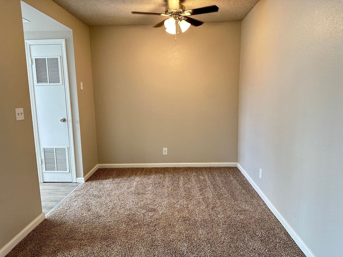 Clovis Apartment: 400 West Gettysburg Avenue