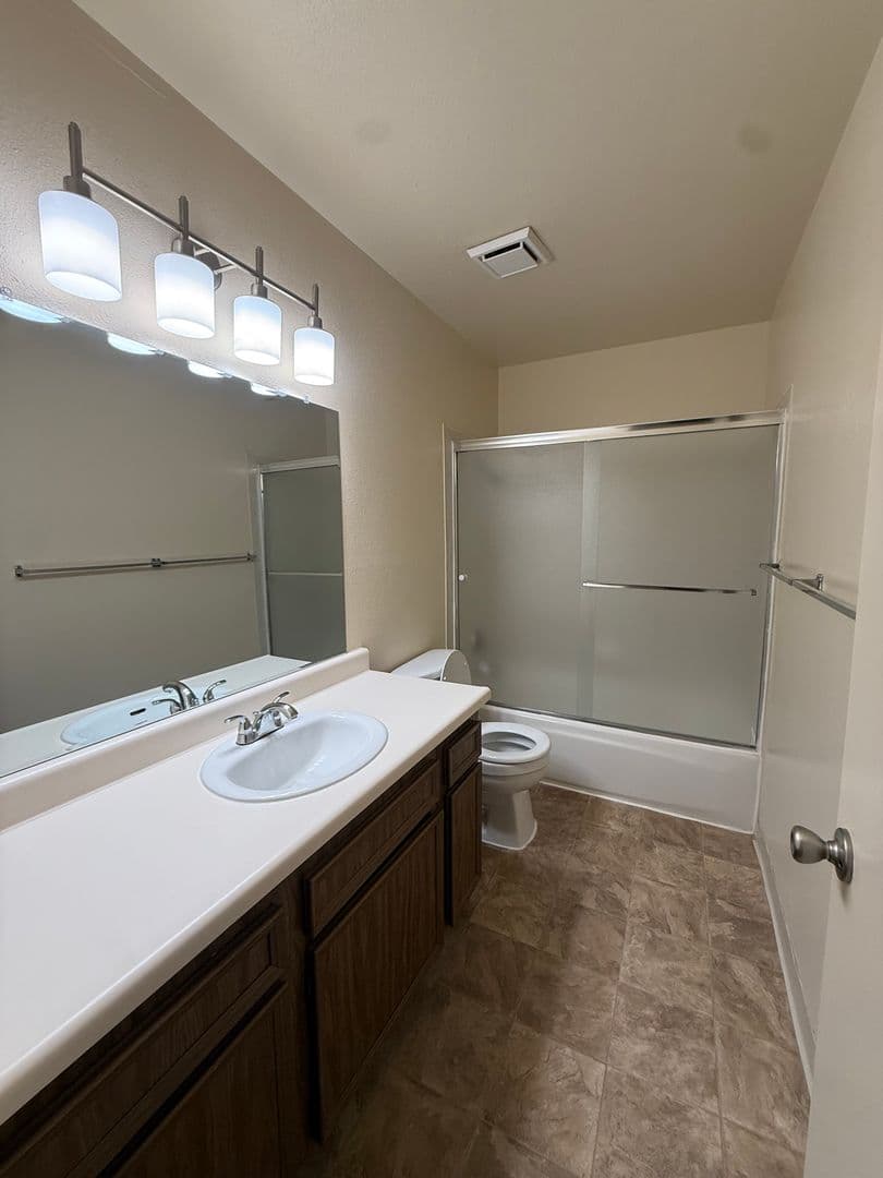 Clovis Apartment: 400 West Gettysburg Avenue