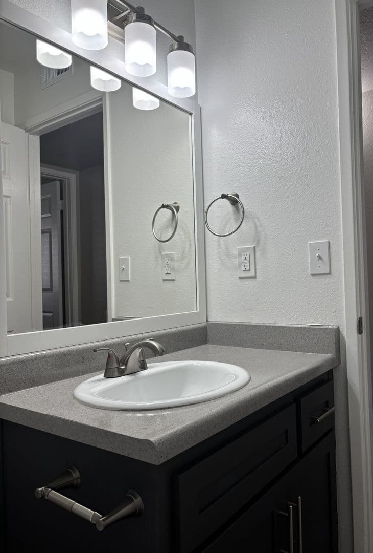 Visalia Apartment: 2901 East Stewart Ave