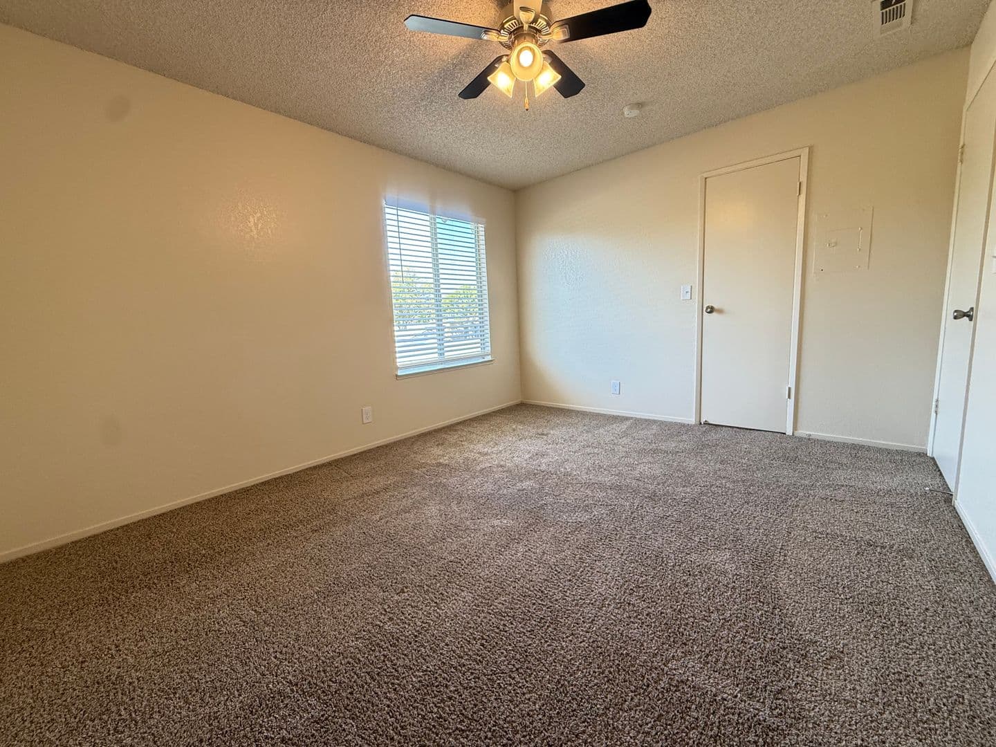 Clovis Apartment: 400 West Gettysburg Avenue