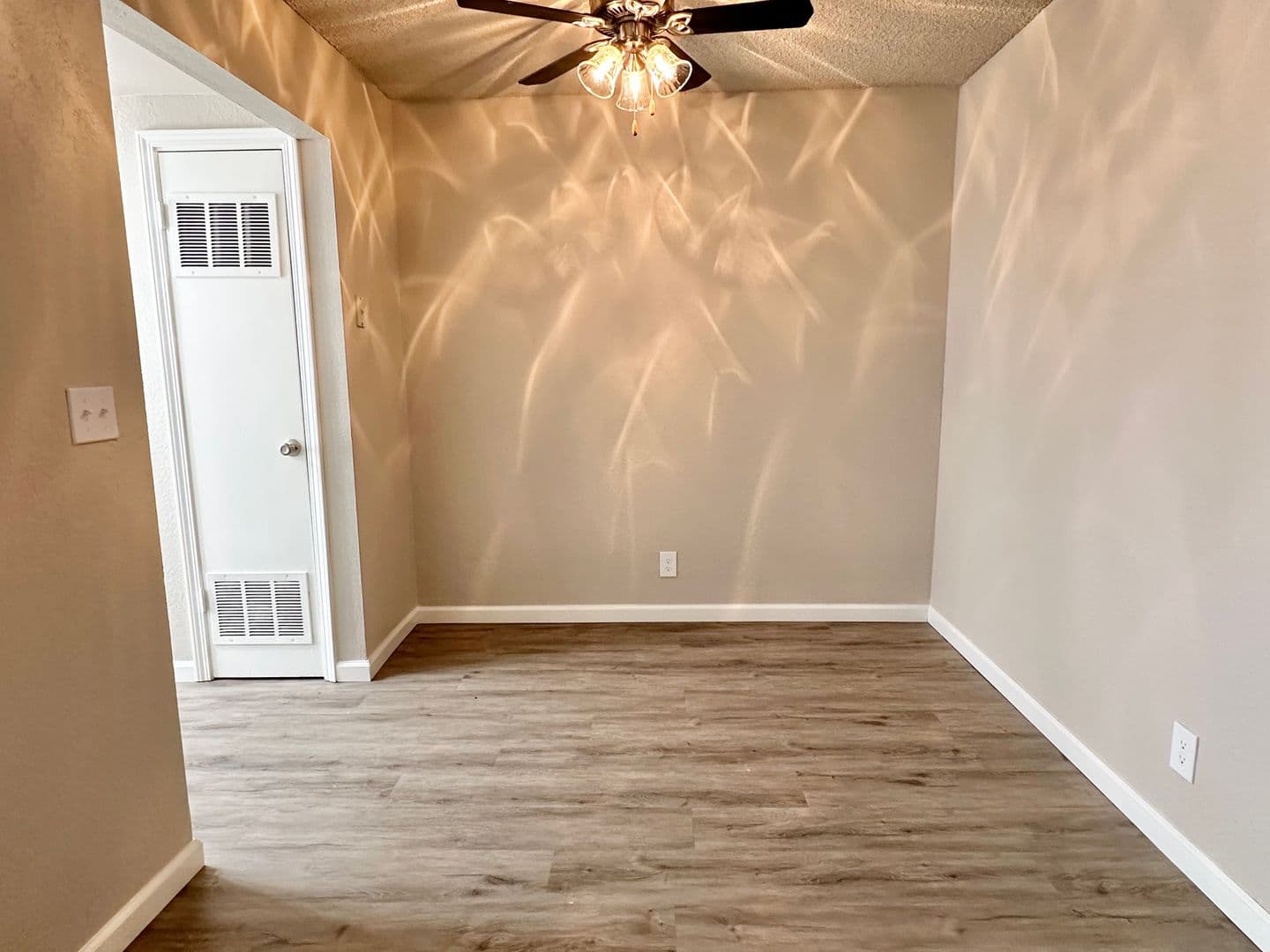 Clovis Apartment: 400 West Gettysburg Avenue
