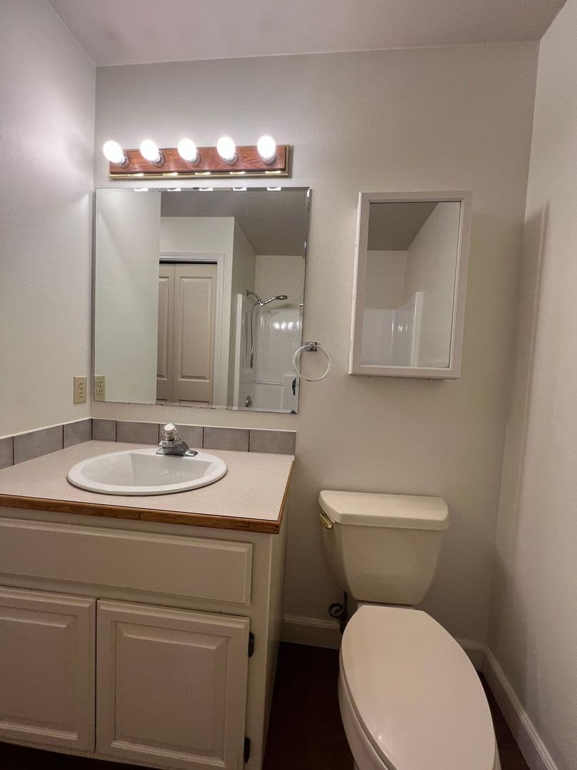 Bend Apartment: 1095 NE Hidden Valley Dr.