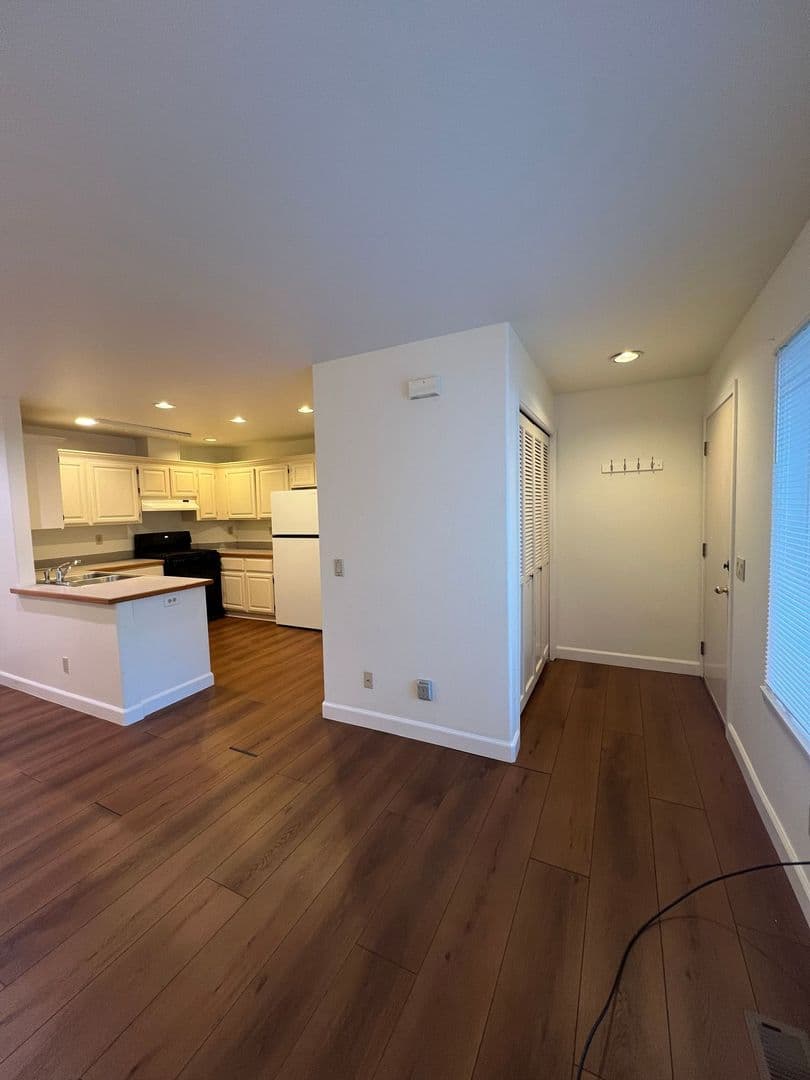Bend Apartment: 1095 NE Hidden Valley Dr.