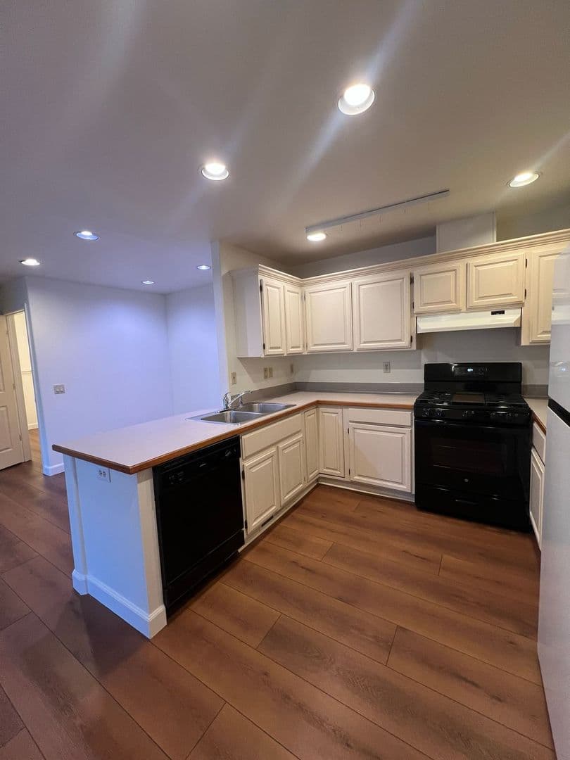 Bend Apartment: 1095 NE Hidden Valley Dr.