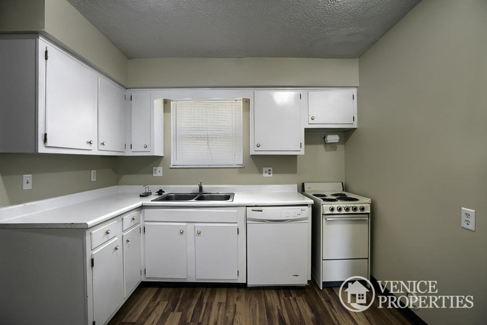 Columbus Townhome: 83 East 11th Avenue Apartment B