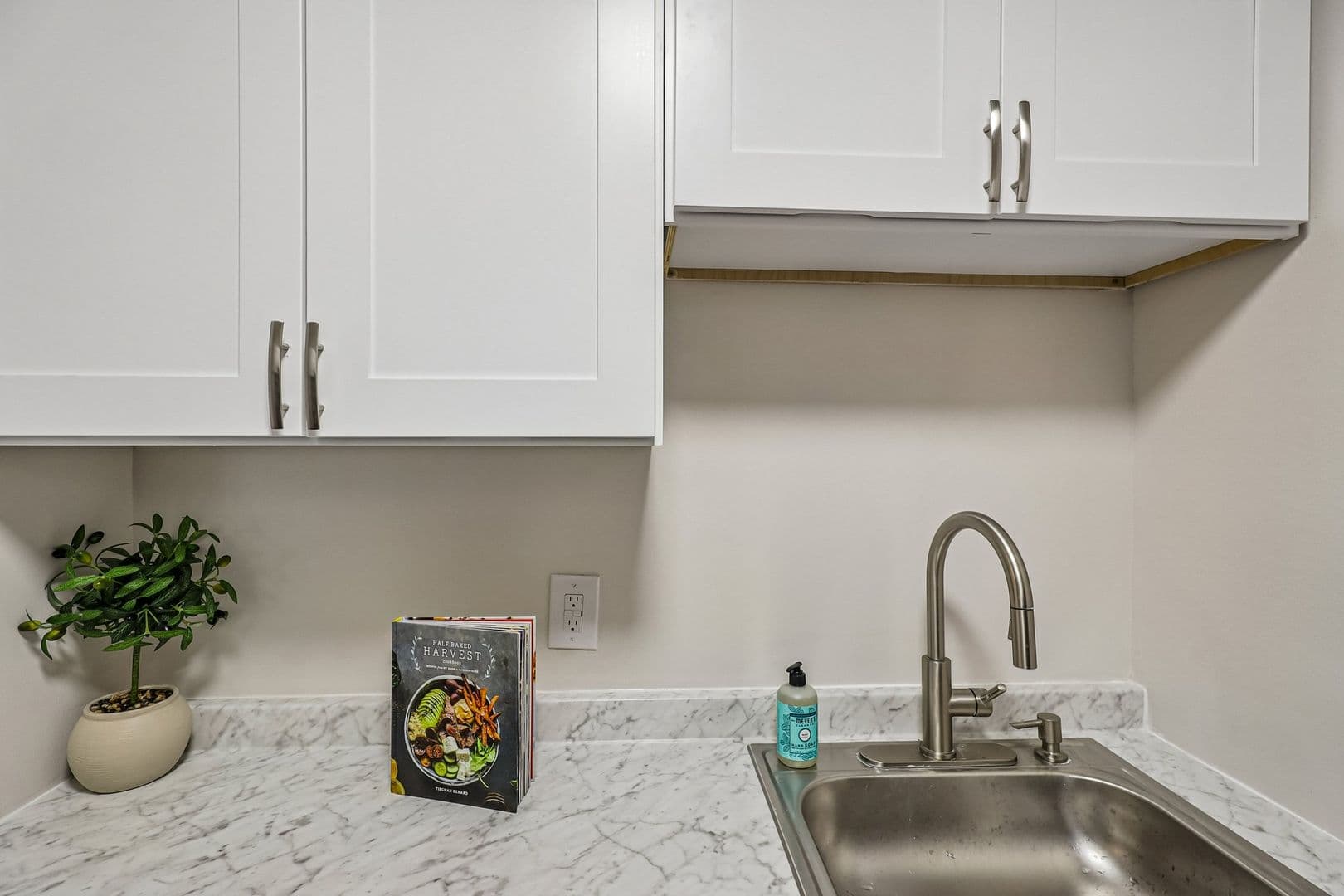 Cincinnati Apartment: 1905 Wyoming Ave