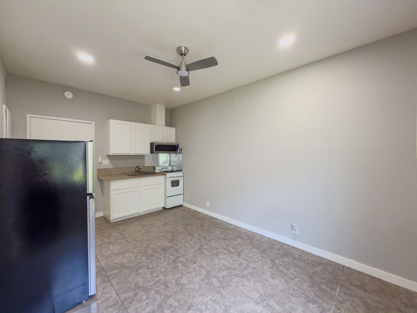 Torrance Apartment: 921 Sartori Ave.