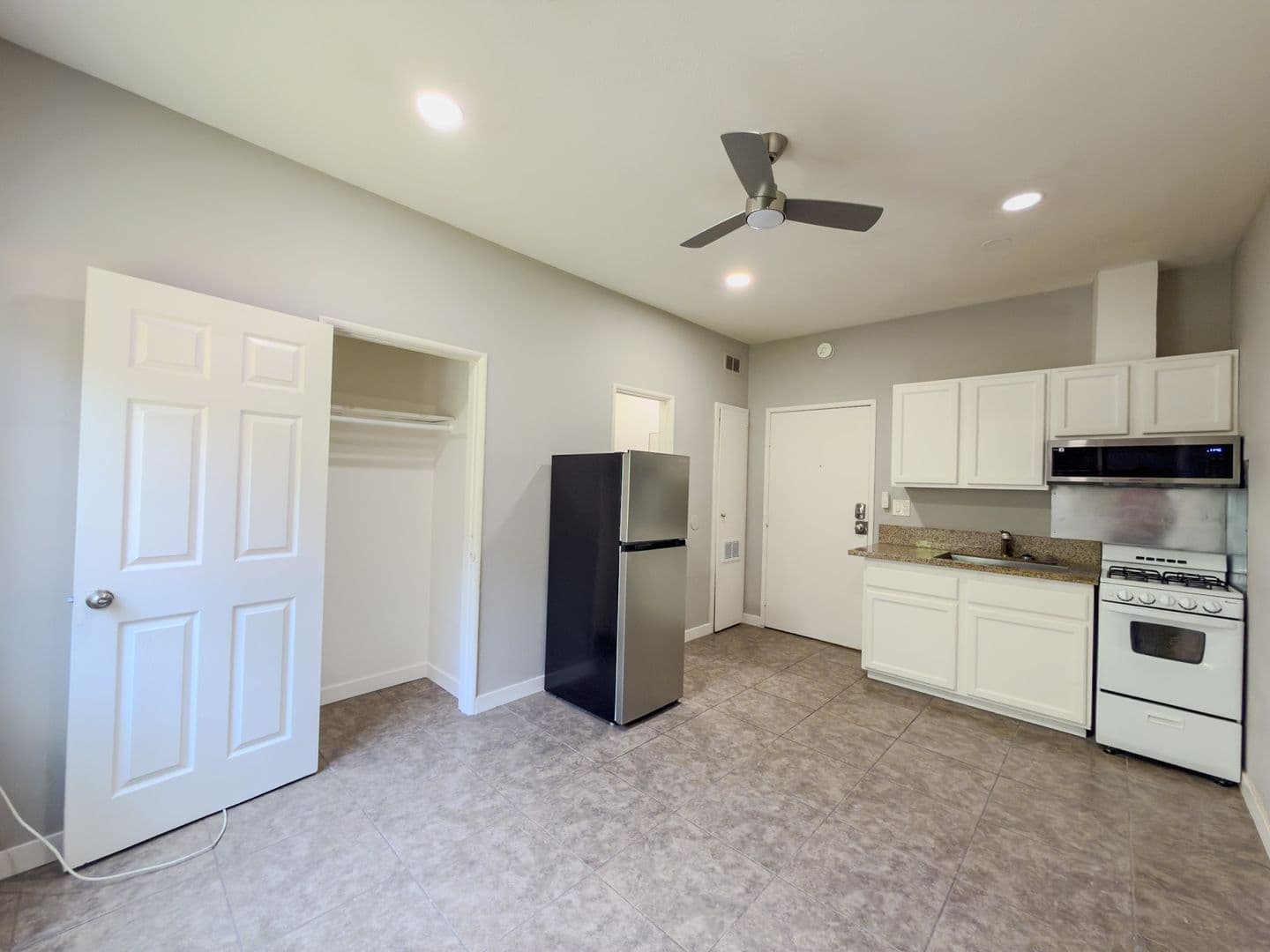 Torrance Apartment: 921 Sartori Ave.