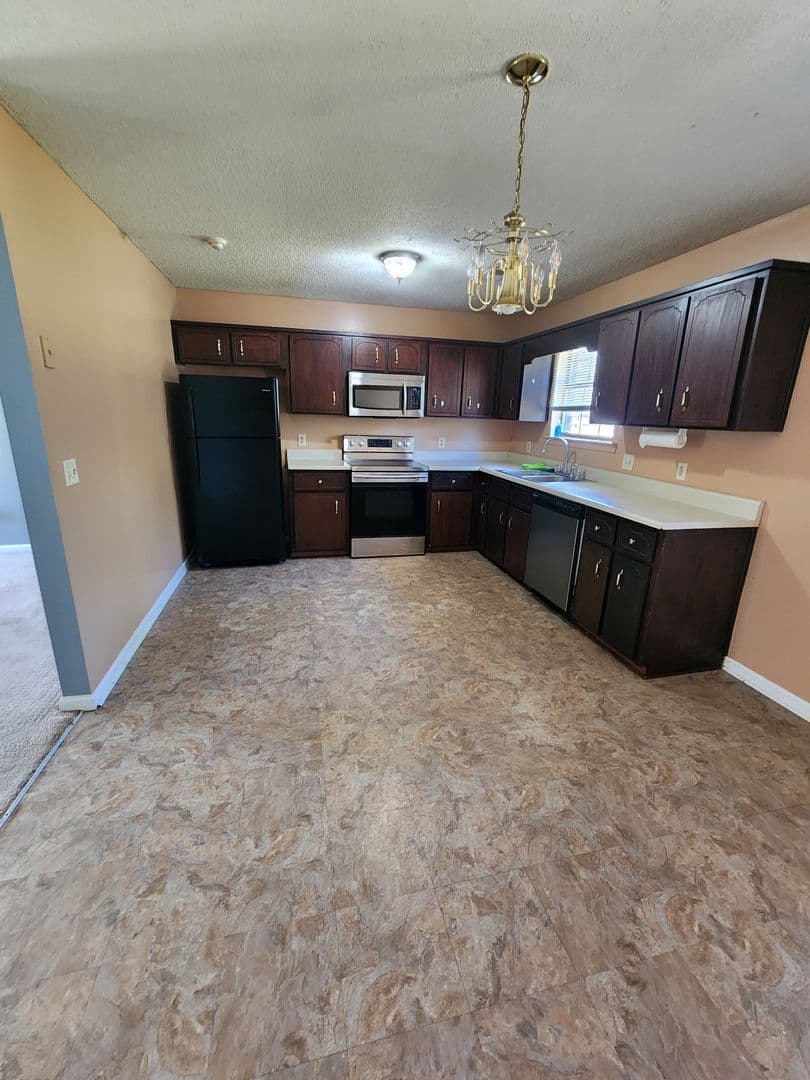 Hinesville House: 1302 Loblolly Drive