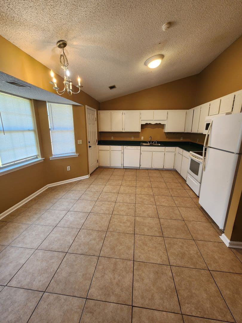 Hinesville House: 102 Crosby Drive