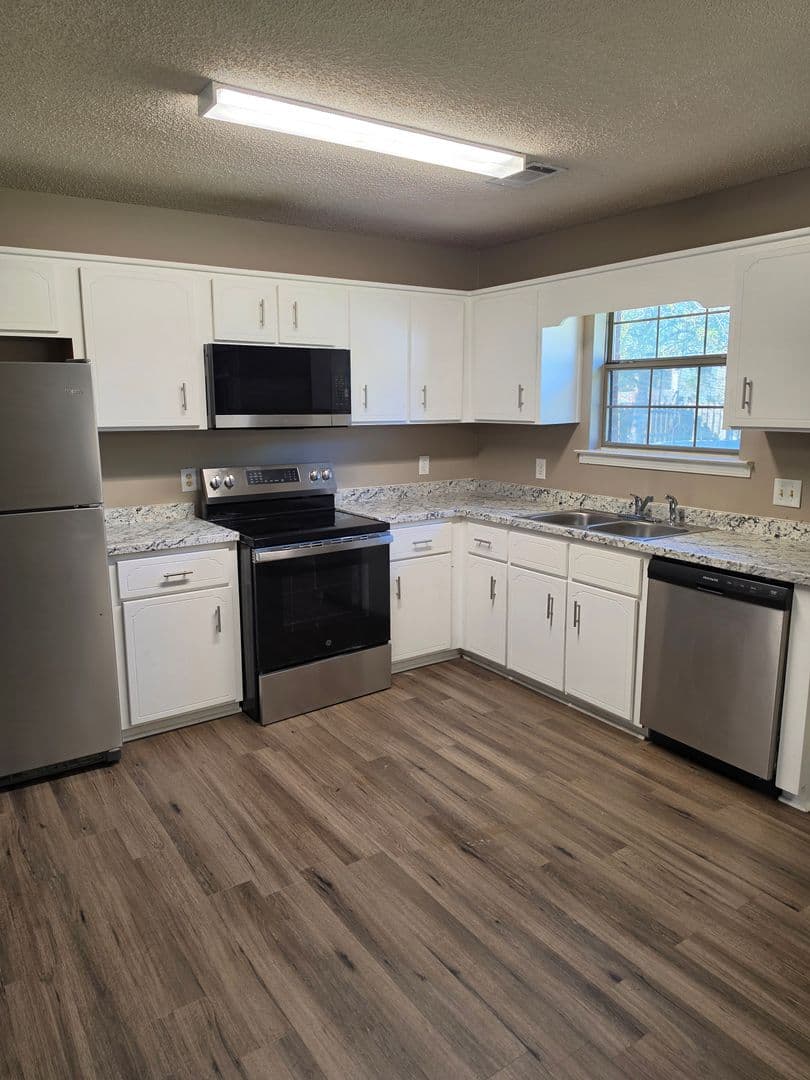 Hinesville House: 1271 Windrow Drive