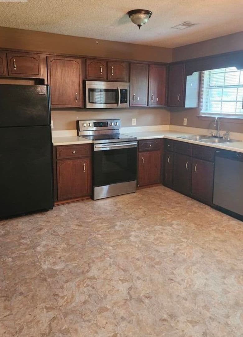 Hinesville House: 1302 Loblolly Drive