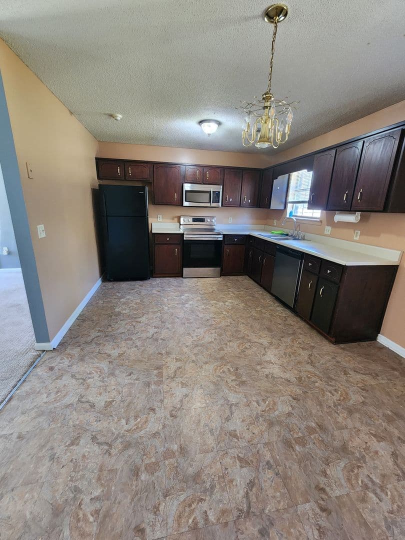 Hinesville House: 1302 Loblolly Drive