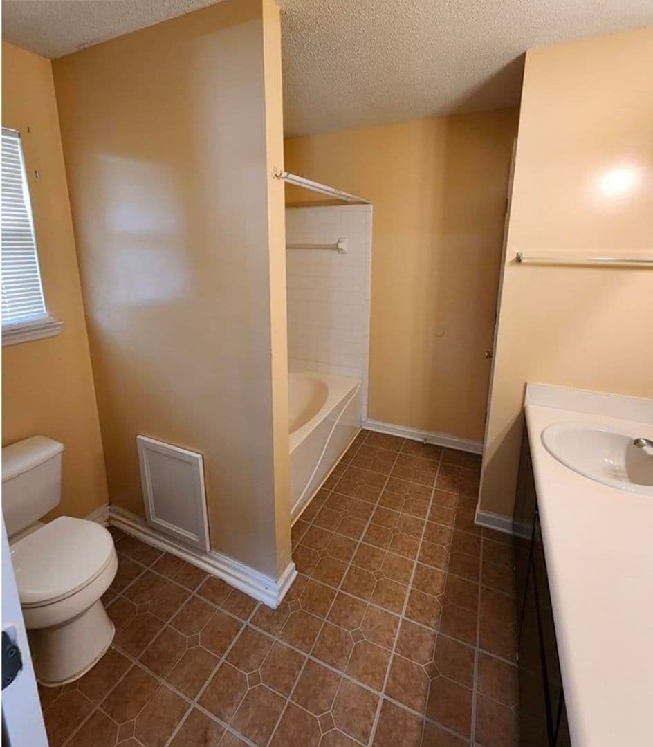 Hinesville House: 2411 Fernando Ct