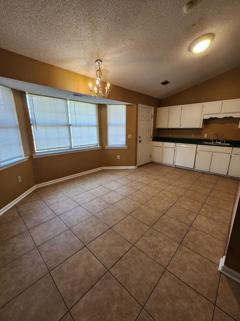 Hinesville House: 102 Crosby Drive