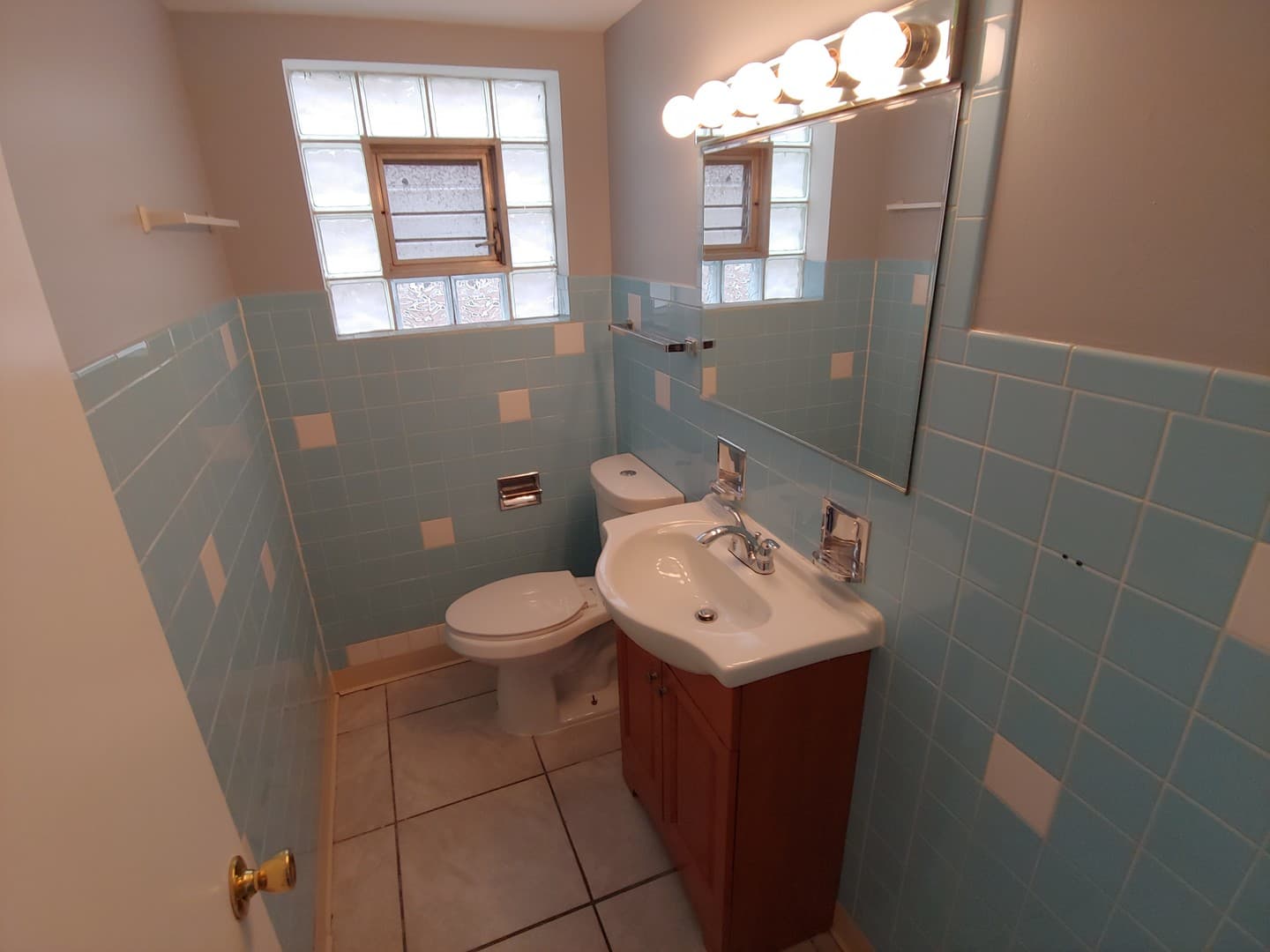 Calumet City Apartment: 287 Yates Ave.