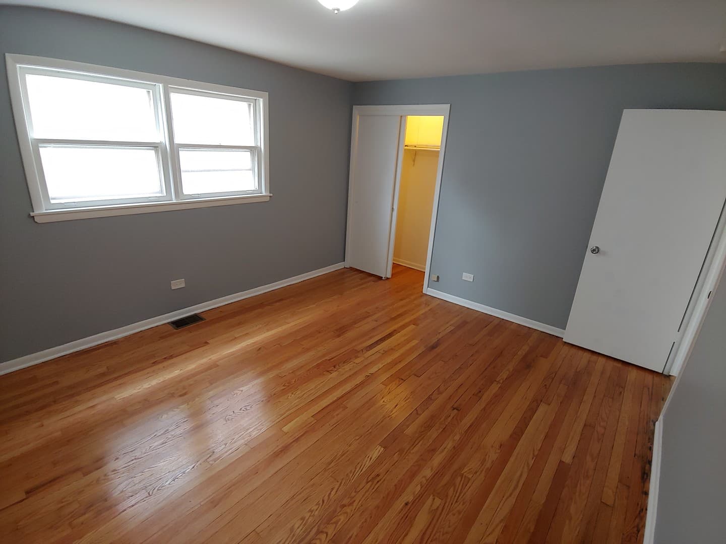 Calumet City Apartment: 287 Yates Ave.