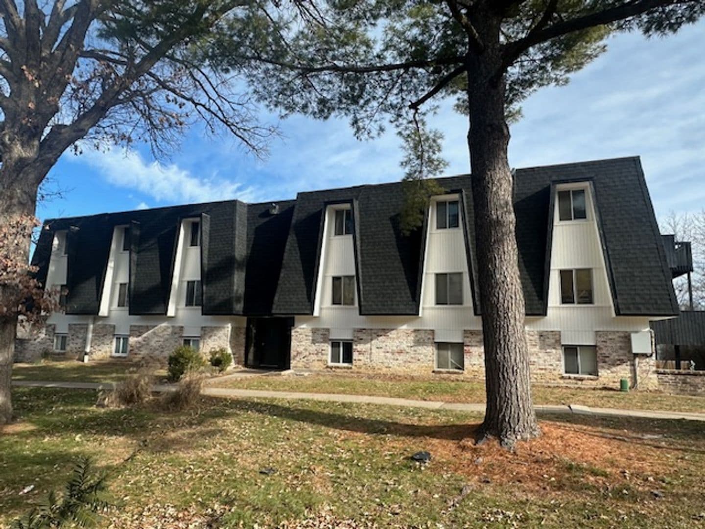 Leavenworth Apartment: 2101 Ottawa Street