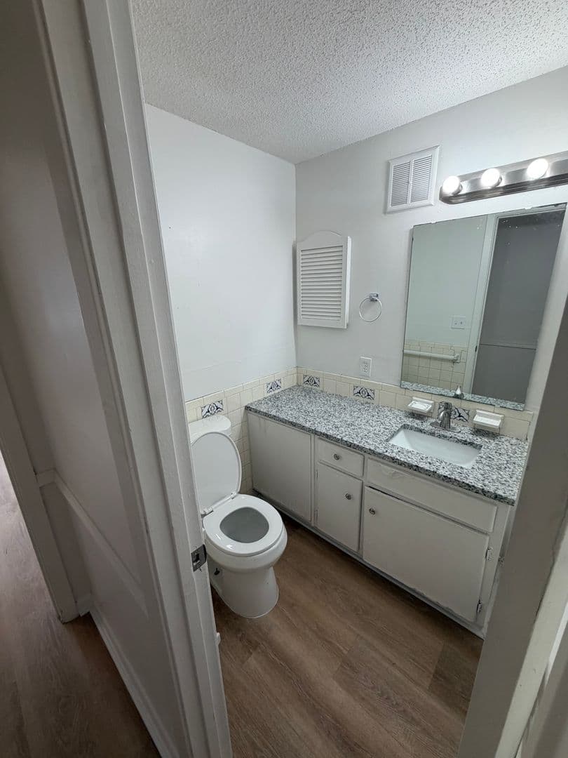 Leavenworth Apartment: 2101 Ottawa Street