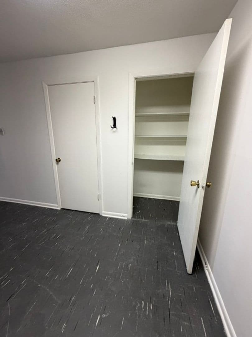 Leavenworth Apartment: 2101 Ottawa Street