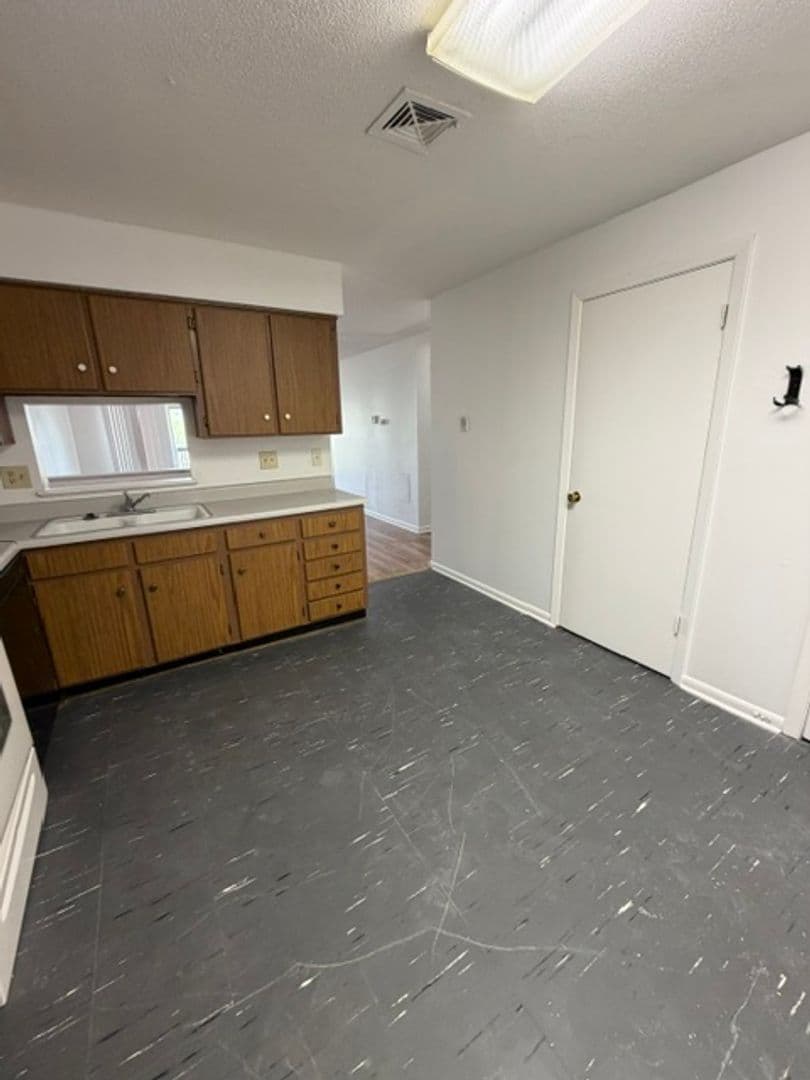 Leavenworth Apartment: 2101 Ottawa Street