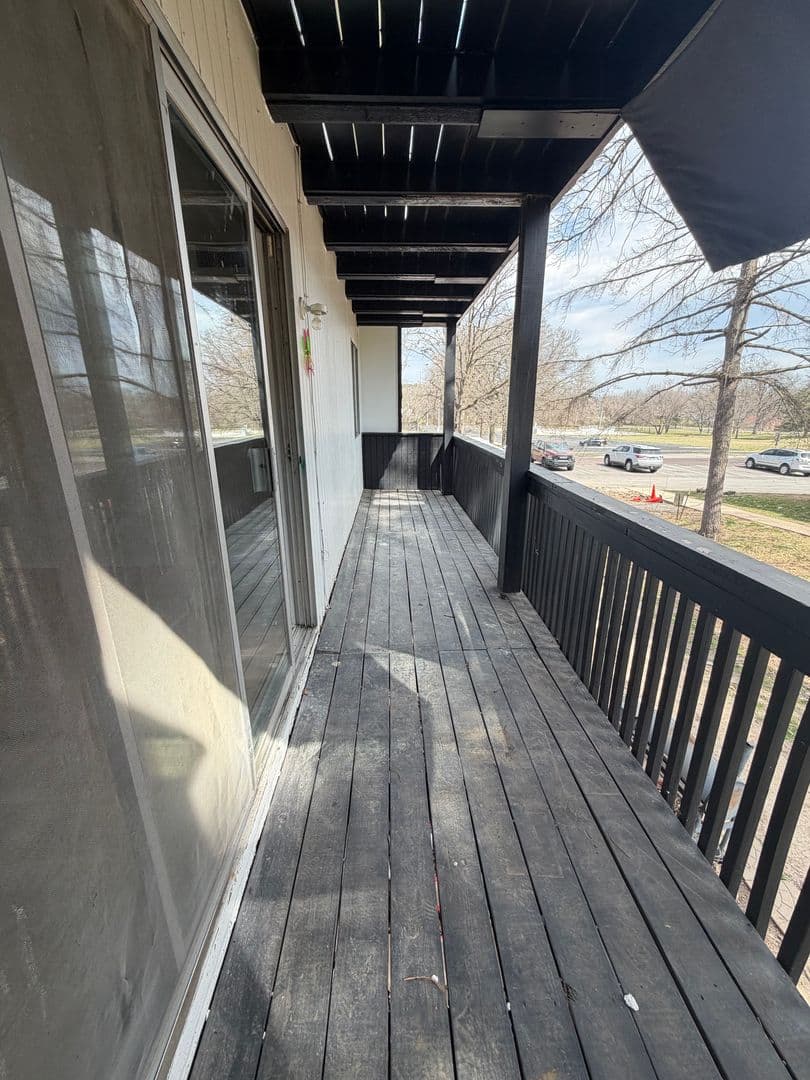 Leavenworth Apartment: 2101 Ottawa Street
