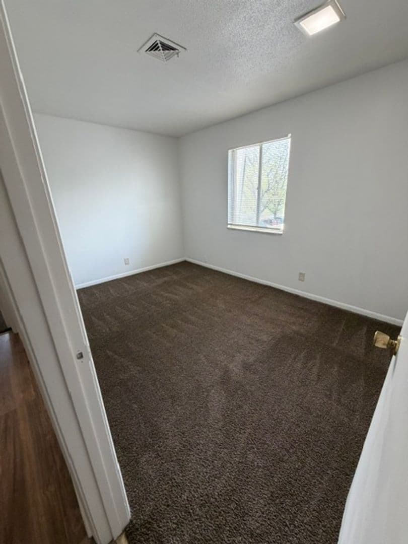 Leavenworth Apartment: 2101 Ottawa Street