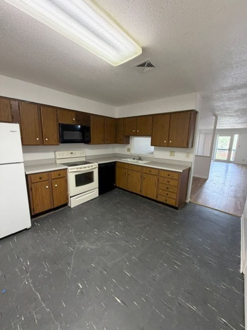 Leavenworth Apartment: 2101 Ottawa Street
