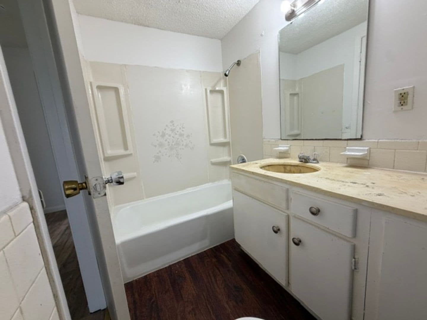 Leavenworth Apartment: 2101 Ottawa Street
