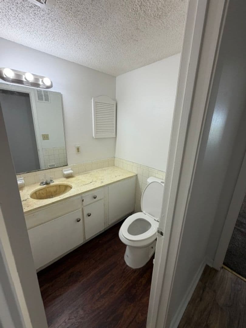 Leavenworth Apartment: 2101 Ottawa Street