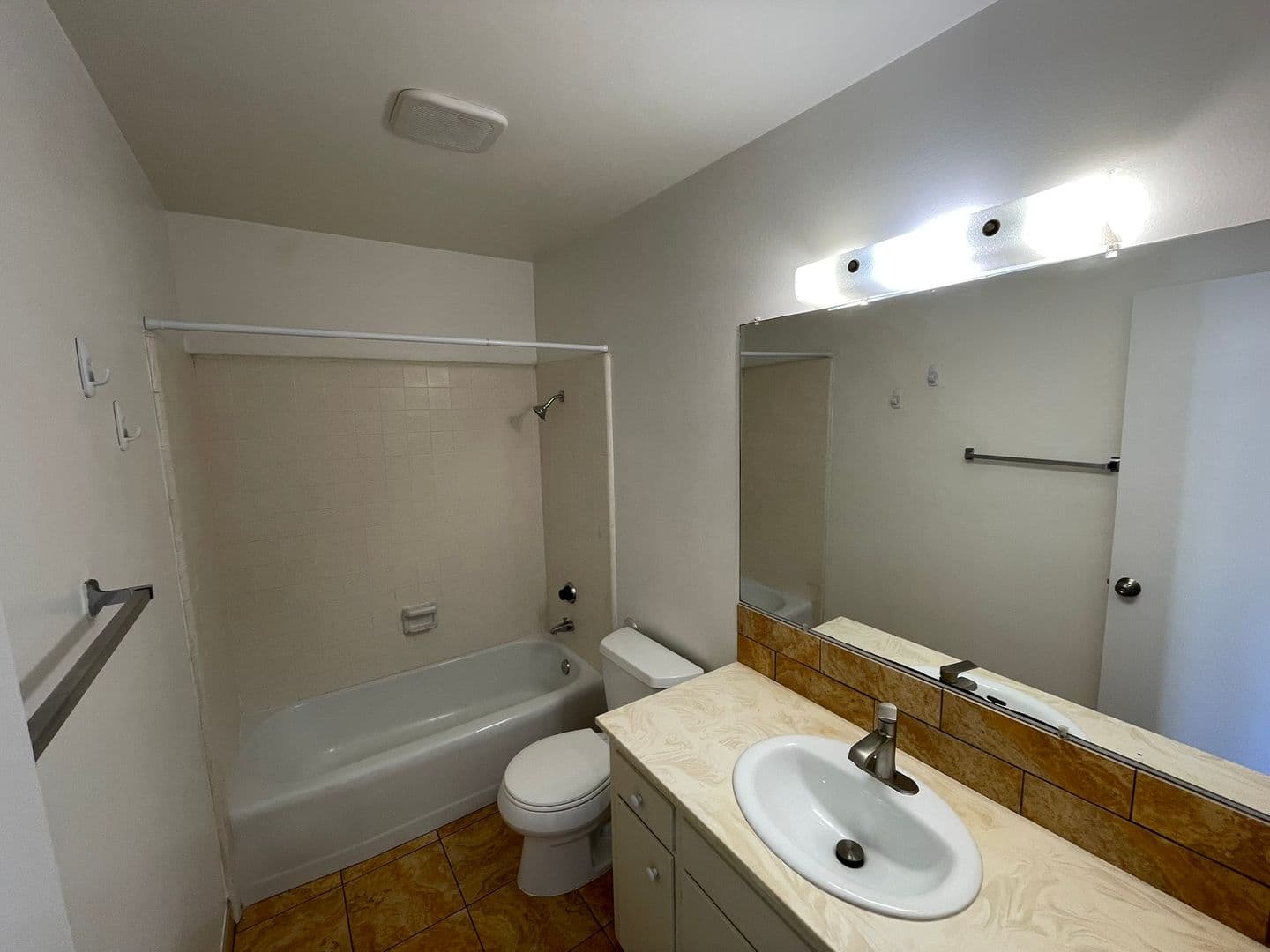Santa Barbara Apartment: 4700 Dexter Drive