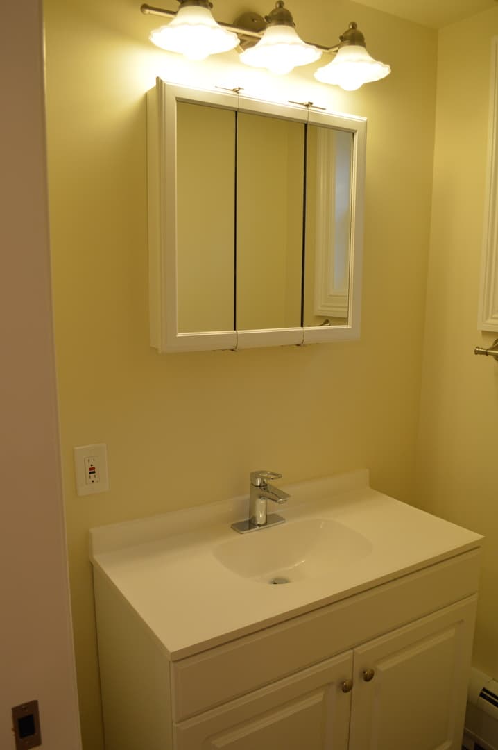 Danbury Apartment: 2 Cottage St