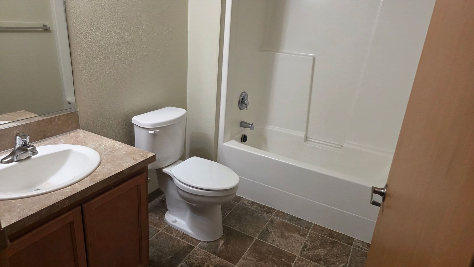 Camas Apartment: 1022 East 1st Ave