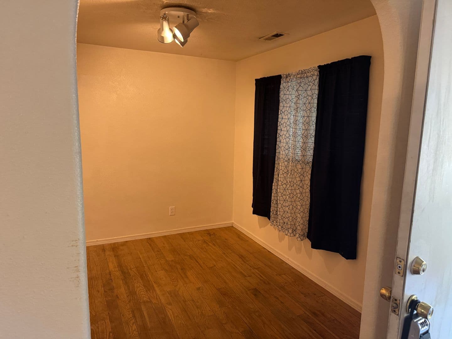 Portland House: 621 SE 136th Ave