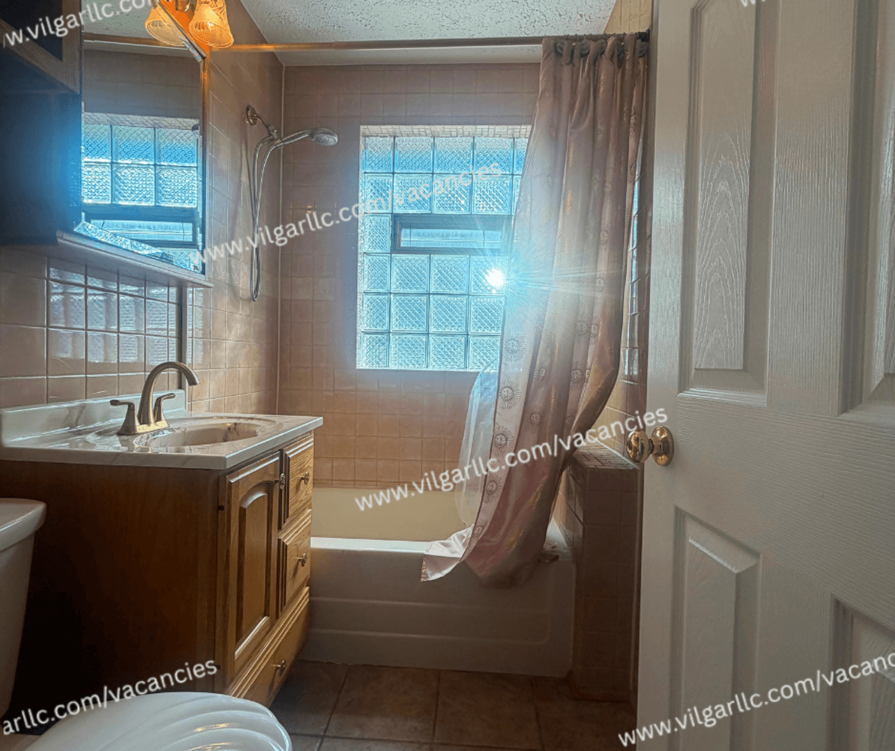 Munster House: 7610 Manor Ave