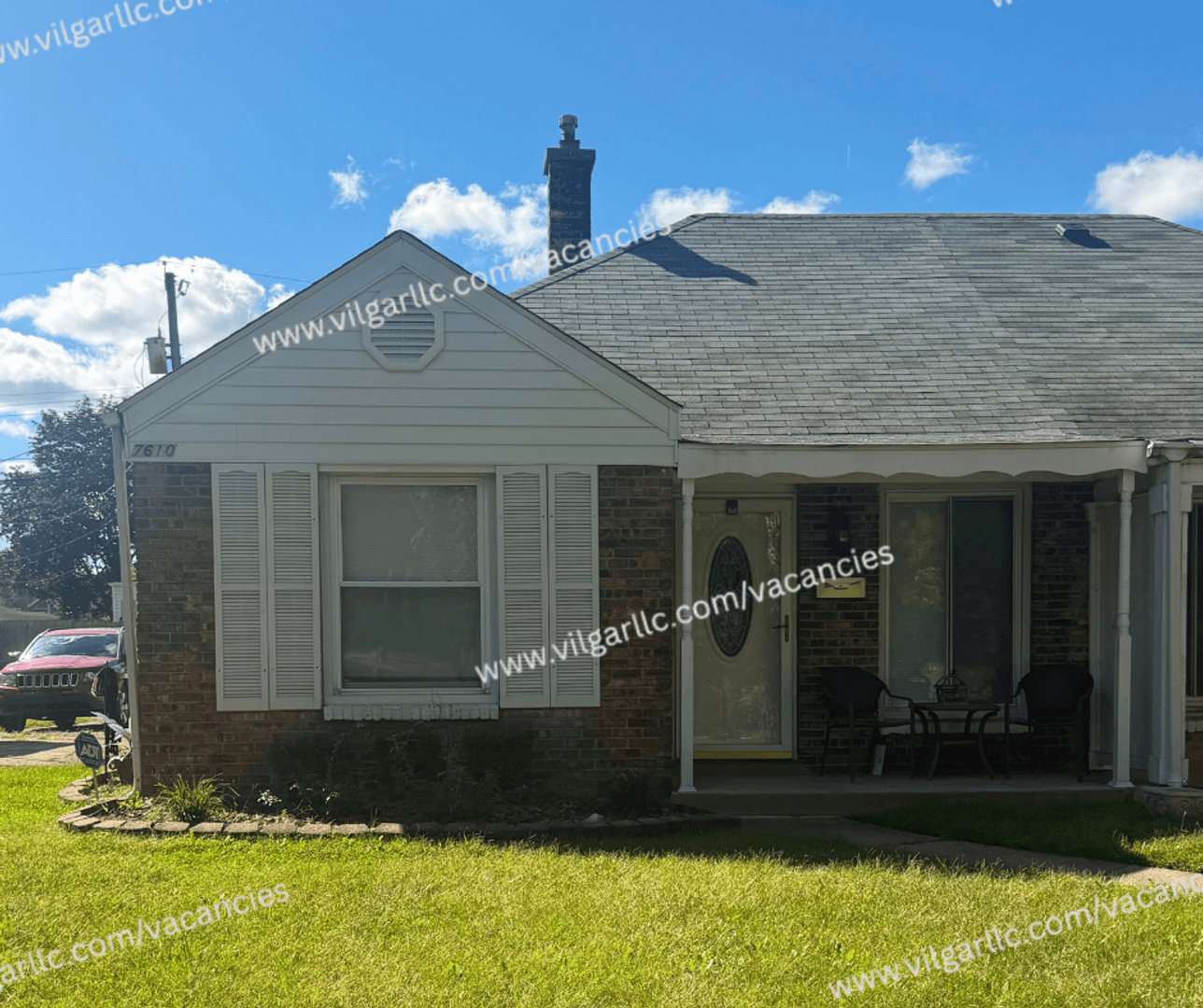 Munster House: 7610 Manor Ave