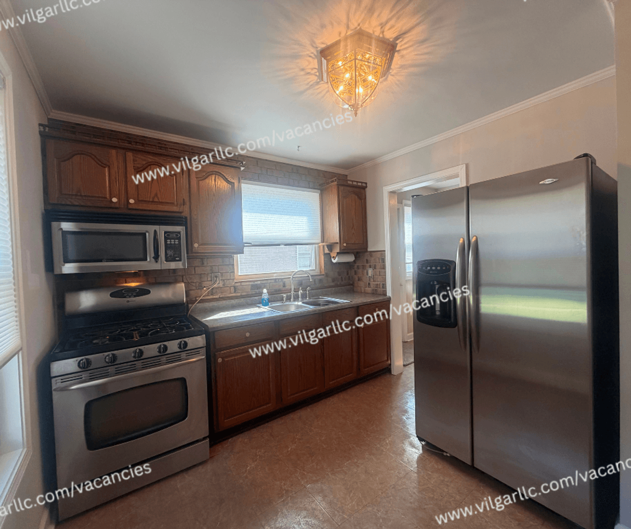 Munster House: 7610 Manor Ave