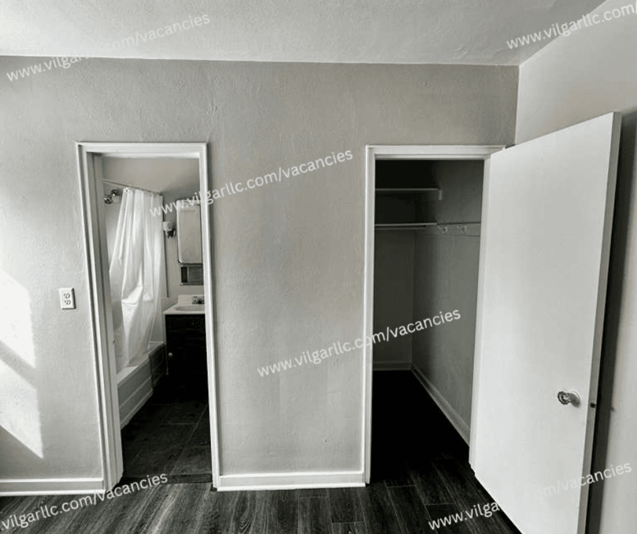 La Porte Apartment: 1520 Monroe St,