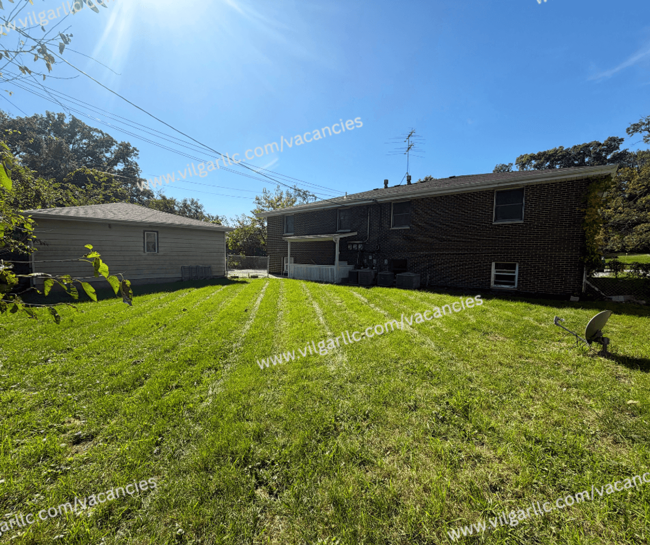 Merrillville Apartment: 5629 Massachusetts St