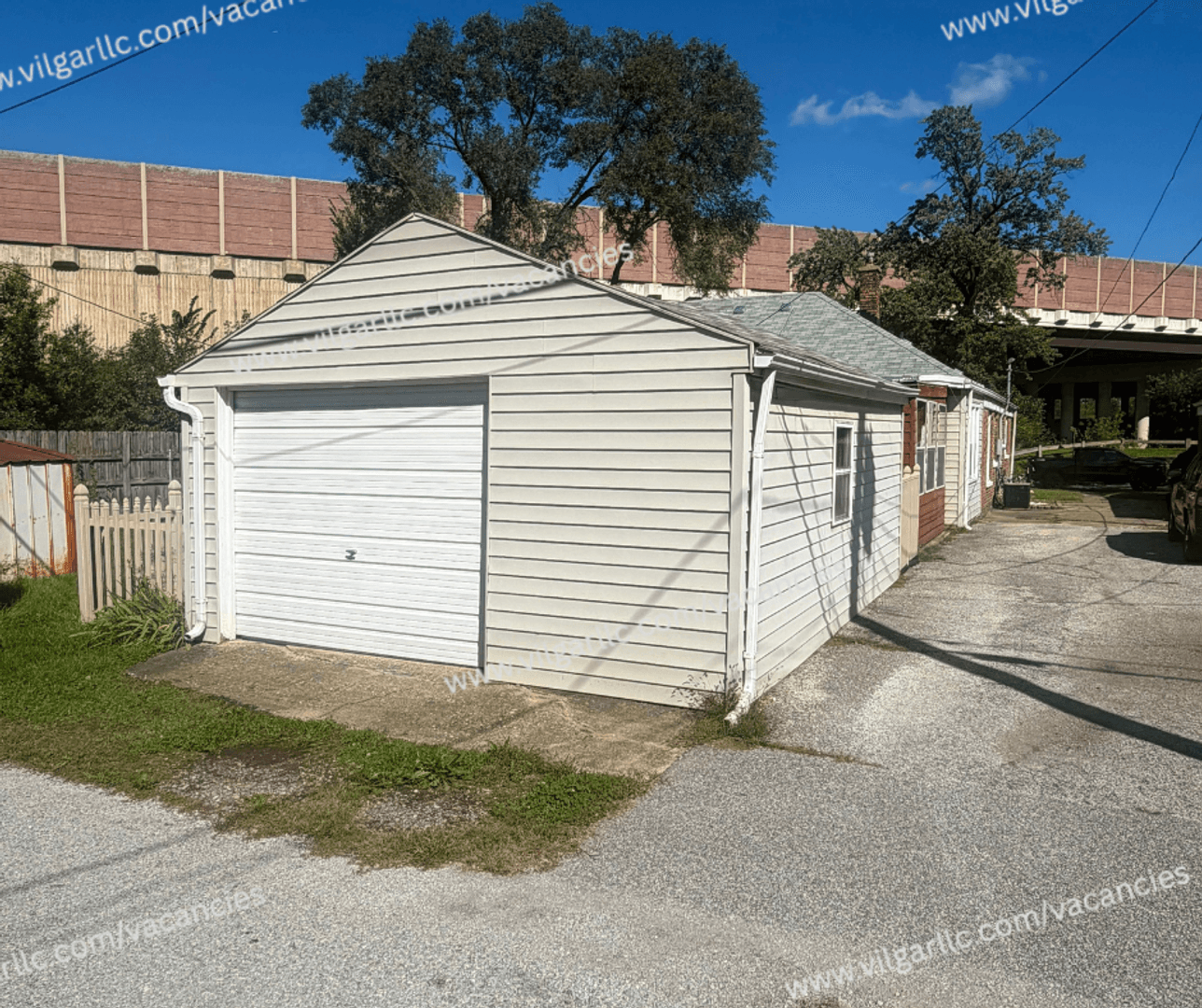 Munster House: 7610 Manor Ave
