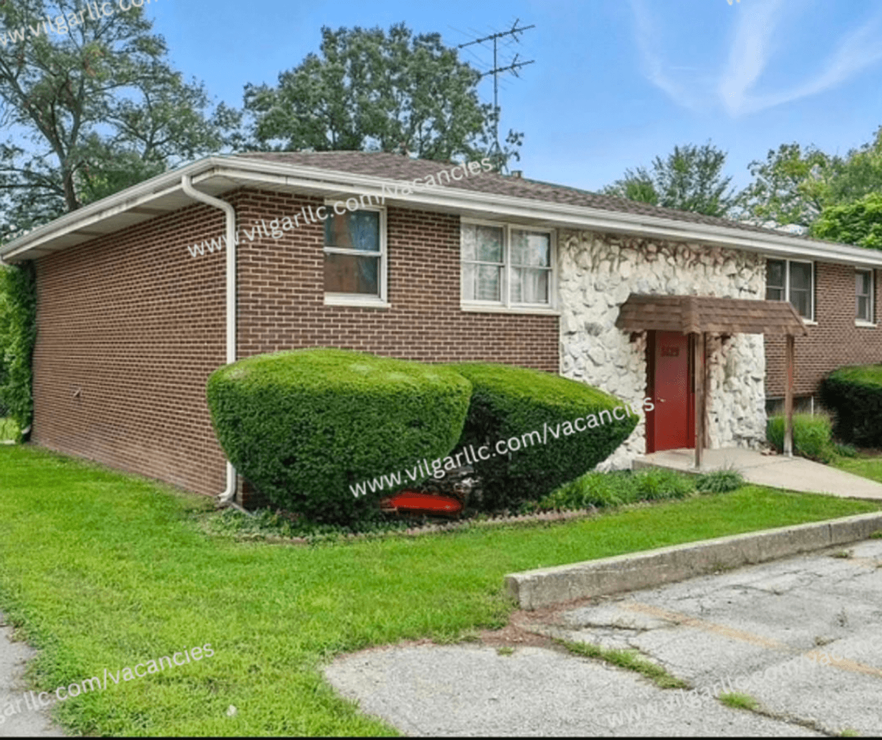 Merrillville Apartment: 5629 Massachusetts St