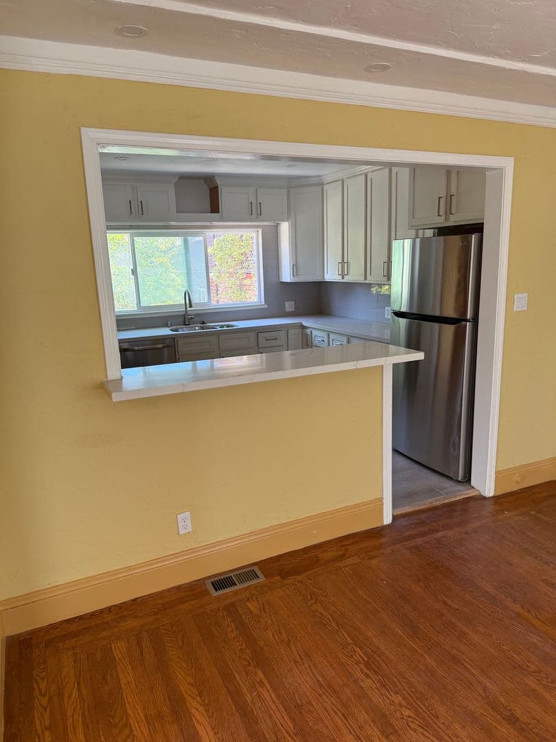Oakland Apartment: 667 65th St