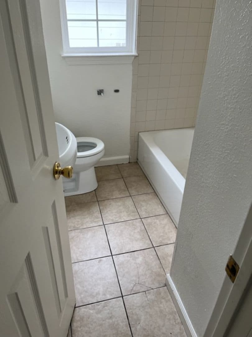 Oakland Apartment: 870 32nd Street