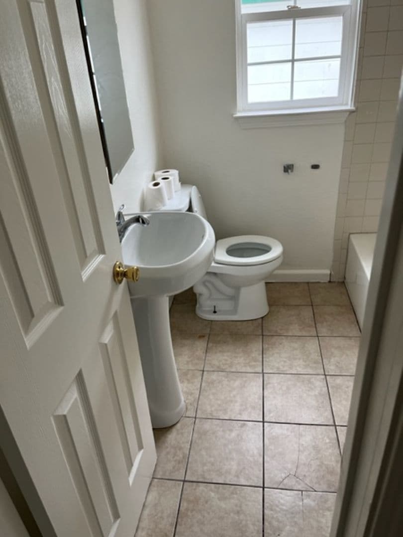 Oakland Apartment: 870 32nd Street